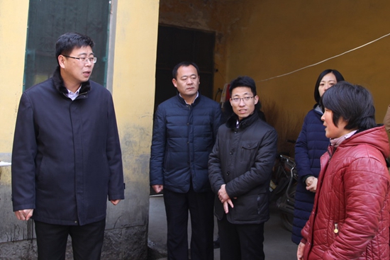 王洪强走访慰问新中国成立前老党员和贫困群众