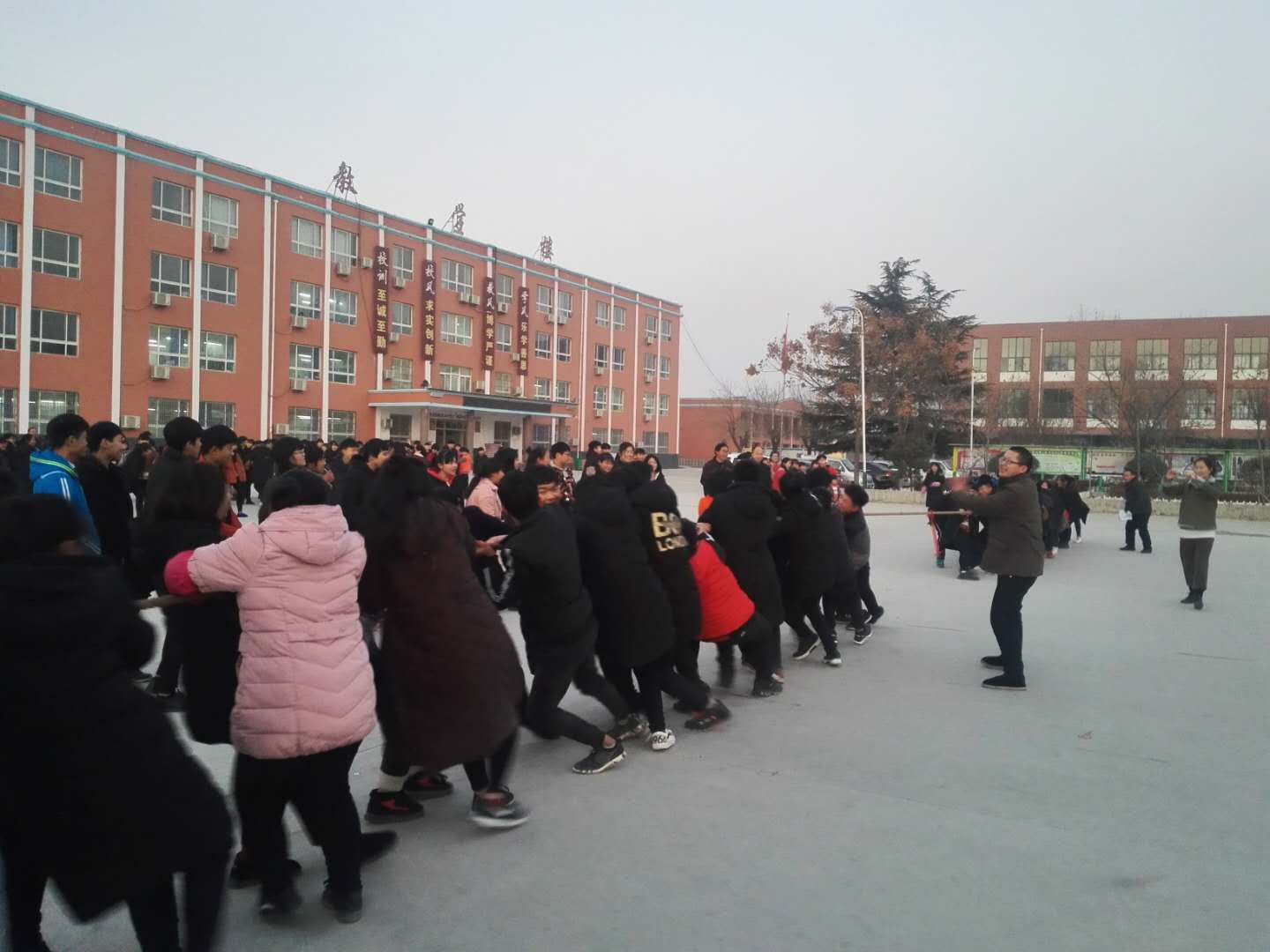 马集镇中学师生拔河比赛场面火爆